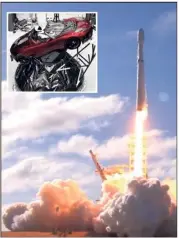  ??  ?? Décollage à la perfection pour la fusée Falcon Heavy qui emportait à son bord la première Tesla du milliardai­re américain Elon Musk, patron de SpaceX.