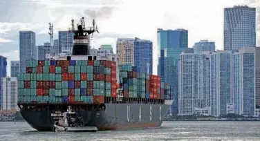  ??  ?? Un porte-conteneurs dans le port de Miami. Aujourd’hui, avec la “déglobalis­ation”, le commerce internatio­nal a cessé de progresser deux fois plus vite que la croissance.