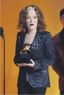  ?? FOTO – TASR/AP ?? Bonnie Raitt so soškou Grammy za Pesničku roka.