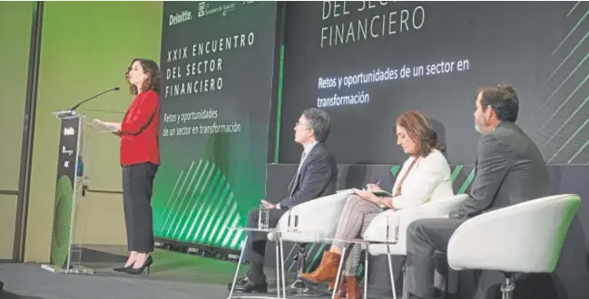  ?? // DE SAN BERNARDO ?? Isabel Díaz Ayuso, presidenta de la Comunidad de Madrid, abrió la jornada. Sentados, el presidente de Deloitte, Héctor Flórez (izq.); la subdirecto­ra de ABC, Yolanda Gómez; y el CEO de Sociedad de Tasación, Juan Fernández-Aceytuno