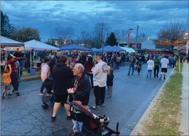  ?? ?? A crowd came out for Christmas in Birdsboro.