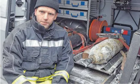  ?? FOTOS: THOMAS HECKMANN ?? „Jede Bombe ist gefährlich“: Martin Radons mit der entschärft­en Fliegerbom­be am Bahnhof Neu-Ulm.