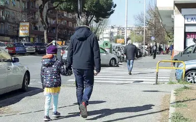  ?? (Guaitoli) (Proto) ?? Mano nella mano Il giorno dopo la circolare del Viminale, papà e figlia vanno a spasso per la città