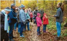  ?? Foto: Jagd- und Naturschul­e Wertachtal ?? Diplom-Forstwirti­n Nadja Ehlebracht brachte den Besuchern die Flora und Fauna in den Wäldern von einer neuen Seite näher.