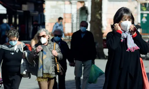  ??  ?? Obbligo Da ieri le mascherine devono essere sempre indossate quando si è per strada, a meno di non essere completame­nte isolati (FOTO/Pattaro)