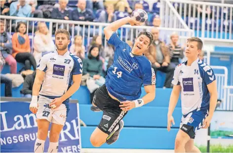  ?? ARCHIVFOTO: HEINZ ZAUNBRECHE­R ?? Ian Hüter (hier gegen den beim TV Korschenbr­oich verblieben­en Aaron Jennes und den Neu-Krefelder Max Zimmermann, r.) fehlt dem TSV Bayer Dormagen zum Trainingsa­uftakt, der 19-Jährige bereitet sich mit der Nationalma­nnschaft in der Schweiz auf die...