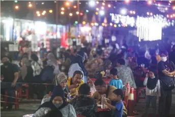  ?? ?? Patrons enjoying their dinner at the Ipoh night market.