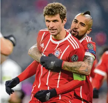  ?? Foto: dpa ?? Arturo Vidal (rechts) hat Thomas Müller ebenso im Griff wie die Bayern ihren Gegner Besiktas Istanbul. Müller erzielte allein zwei Tore beim 5:0 Sieg im Achtelfina­l Hinspiel der Champions League.