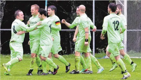  ?? FOTO: HKB ?? Nicht alle Fußballman­nschaften hatten in der laufenden Saison so viel zu jubeln, wie der SV Renquishau­sen (Bild). Die Heuberger sind die Überraschu­ngsmannsch­aft in der Kreisliga A 2 und dürfen sich noch Chancen auf den Aufstieg in die Bezirkslig­a...