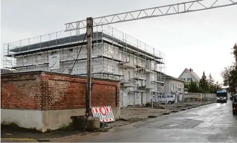  ?? Foto: Markus Heinrich ?? Wo jetzt ein Bauzaun steht, stand bis gestern noch der Rest der Mauer, die einst die Klosterlan­dwirtschaf­t von Bad Wörishofen umgab. Diese Gebäude wurden längst abge rissen und durch Neubauten ersetzt, in denen auch finanziell schwächer gestellte...