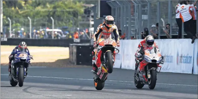  ??  ?? DIRECTO AL TÍTULO. Márquez se impuso a Dovizioso en Buriram y va camino de su quinto título en MotoGP, el séptimo de su carrera. Maverick regresó al podio en Tailandia.