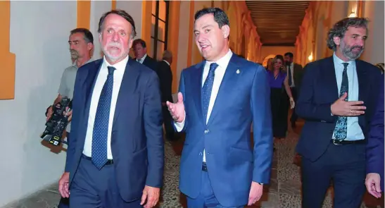  ?? KIKO HURTADO ?? Juanma Moreno, presidente de la Junta de Andalucía, junto a José Creuheras, presidente del Grupo Planeta, a su llegada a la gala