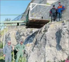  ??  ?? Le nettoyage des remparts, une opération délicate