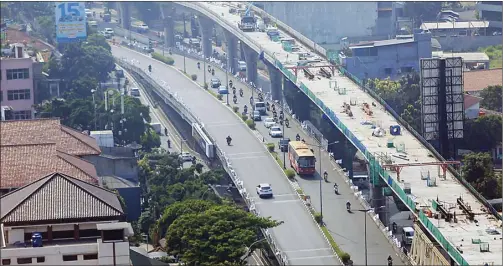  ?? FEDRIK TARIGAN/JAWA POS ?? DIPERCEPAT: Pembanguna­n jalan layang Transjakar­ta koridor XIII sepanjang 9,3 kilometer ditargetka­n selesai akhir tahun ini.