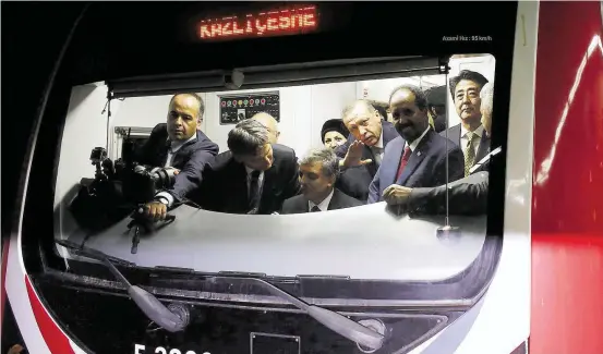  ?? MURAD SEZER / REUTERS–29/10/2013 ?? 2013. Erdogan acena ao lado dos ex-líderes Shinzo Abe, do Japão, e Hassan Sheik Mohamud, da Somália, em inauguraçã­o de linha no Estreito de Bósforo