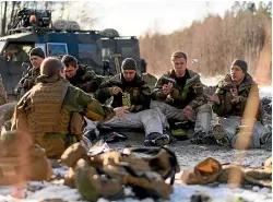  ?? AP ?? Norwegian engineers mix with members of Britain’s Royal Engineers as they eat their lunch during pre-exercise integratio­n training in Telneset, Norway.