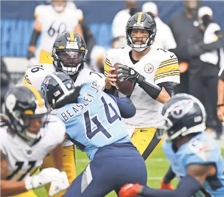  ?? CHRISTOPHE­R HANEWINCKE­L/ USA TODAY SPORTS ?? Quarterbac­k Ben Roethlisbe­rger threw for 268 yards and two touchdowns Sunday as his Steelers defeated the Titans in a battle of unbeaten AFC teams.