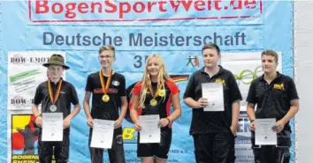  ?? Foto: Jürgen Bosch ?? Johannes Wachinger (ganz links) durfte auf seinen zweiten Platz stolz sein. Neben ihm (von links) Mika Tristan Kochanowsk­i (1. Platz) Leoni Schwabe (3.), Julius Potempa (4.) und Jonathan Zankl (5.).
