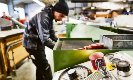  ?? Foto: Markus Brandhuber ?? Ein Blick in die Werkhalle der Flaschnere­i Smejkal: wie fast überall im Handwerk sind Fachkräfte der Schlüssel für eine gute Zukunft.