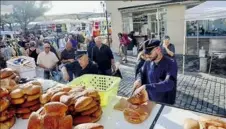  ?? - Crédits : MZ ?? Les marins préparant les pains bénis confection­nés par les boulangers de Moissac.