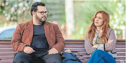  ?? Amazon Prime Video ?? Josh Gad e Isla Fisher brillan en este accidentad­o romance australian­o