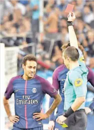  ??  ?? NEYMAR (kiri) dilayangka­n kad merah oleh pengadil perlawanan PSG dan Marseille pada minggu lepas.