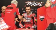  ?? MOHD RASFAN/AFP ?? TINGGALKAN DUCATI: Pembalap Italia Danilo Petrucci (tengah) saat pre-season MotoGP di Sirkuit Sepang, Malaysia (7/2).