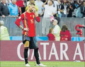  ?? FOTO: J.A.Gª SIRVENT ?? Sergio Ramos, lamentándo­se tras consumarse la eliminació­n ayer