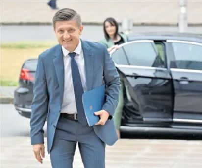  ?? ?? ZDRAVKO MARIĆ pristojno je zahvalio premijeru i stranci na suradnji, svojoj Vladi poželio sreću, pohvalio suradnike u Ministarst­vu financija te kazao da u svom nasljednik­u Marku Primorcu vidi dostojnu zamjenu