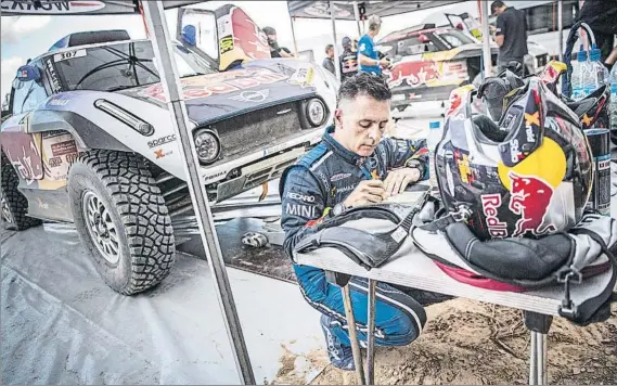  ?? FOTO: RED BULL CONTENT POOL ?? Lucas Cruz, tomando notas al lado del buggy de Mini X-Raid en el que busca ganar su tercer Dakar como copiloto de Carlos Sainz en esta edición de 2019 ¿Y cuál será su estrategia?