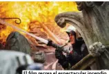  ?? ?? El film recrea el espectacul­ar incendio.