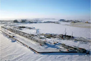  ??  ?? Photo ci-dessus :Avancement du chantier du projet Yamal LNG, une station de production de gaz naturel liquéfié construite au nord-est de la péninsule de Yamal, pour un cout estimé à 27 milliards de dollars et chapeauté par le russe Novatek, à la tête du consortium internatio­nal. Érigé dans des conditions climatique­s et géologique­s extrêmes, il a été inauguré en décembre 2017. (© Novatek.ru)