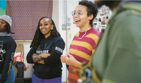  ?? ?? ShaDawn “Boobie” Battle, left, and Public Housing Museum Associate Director Tiff Beatty talk to young dancers in Chicago’s Englewood neighborho­od on Nov. 22.