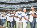  ?? FE. ?? Manny Mota, junto a parte de su familia el lunes en Los Ángeles.