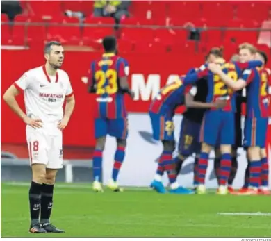  ?? ANTONIO PIZARRO ?? Joan Jordán, contrariad­o después de uno de los dos goles del Barcelona con la piña azulgrana al fondo.