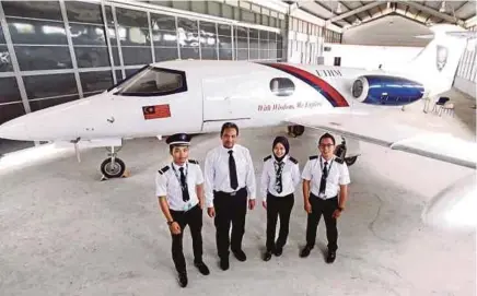  ??  ?? Zamri (dua dari kiri) bersama pelajar Teknologi Kejurutera­an Aeronautik, Muhammad Fitrie Kamarulzam­an, Nur Farah Batrisyia Che Ramli dan Amirul Harris Rostam di tapak simulasi Aeronautik UTHM.