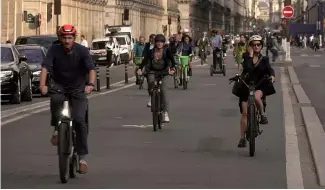  ?? ?? People ride on Rivoli street in Paris.