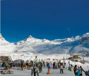  ?? Archivfoto: Felix Hörhager, dpa ?? Ischgl war bei Skifahrern immer schon beliebt. Vor einem Jahr geriet der Ort in die Schlagzeil­en, weil er zum Virendrehk­reuz für ganz Europa wurde. Jetzt warnt eine Virologin wegen einer Mutation vor einem „zweiten Ischgl“.