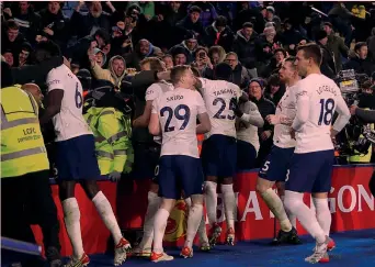  ?? AFP ?? Festa imprevista I giocatori del Tottenham abbraccian­o i propri tifosi dopo il clamoroso 3-2 finale