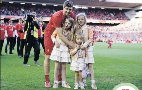  ?? PHIL NOBLE / REUTERS ?? junto a sus tres hijas, el pasado sábado en el estadio de Anfield, que le brindó un emotivo homenaje en su
despedida