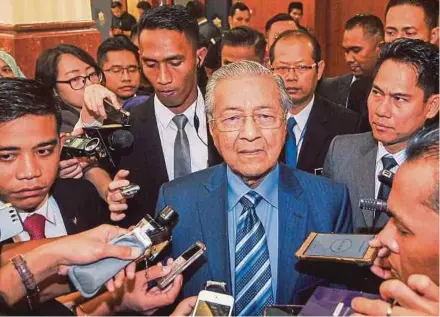  ?? PIC BY LUQMAN HAKIM ZUBIR ?? Prime Minister Tun Dr Mahathir Mohamad at a press conference at the Parliament lobby in Kuala Lumpur yesterday.