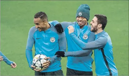  ?? FOTO: EFE ?? Danilo, Gabriel Jesus y Bernardo Silva, en el entrenamie­nto en Anfield antes de medirse hoy al Liverpool