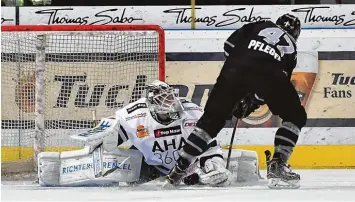  ?? Foto: Siegfried Kerpf ?? Ben Meisner im Tor der Augsburger Panther erwischte gestern ein (fast) perfektes Spiel. Auch in dieser Szene behielt er gegen den Penalty von Nürnbergs Marco Pfleger die Oberhand.