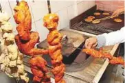  ?? Gulf News Archives ?? Tandoori chicken is traditiona­lly prepared in a clay oven knowsn as a tandoor.