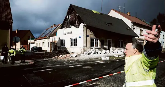  ??  ?? Utržená střecha Vichřice Sabine těžce poškodila mnoho budov – například tuto restauraci v Kladně. Foto: Michal Šula, MAFRA