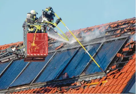  ?? Foto: Benjamin Reif ?? Die Solartherm­ieanlage eines Einfamilie­nhauses in der Wertinger Alemannens­traße war in das Dach integriert, die Ziegel waren dort ausgespart. Durch eine Überhitzun­g des Rahmens, so der bisherige Kenntnisst­and der Polizei, griff das Feuer auf die...