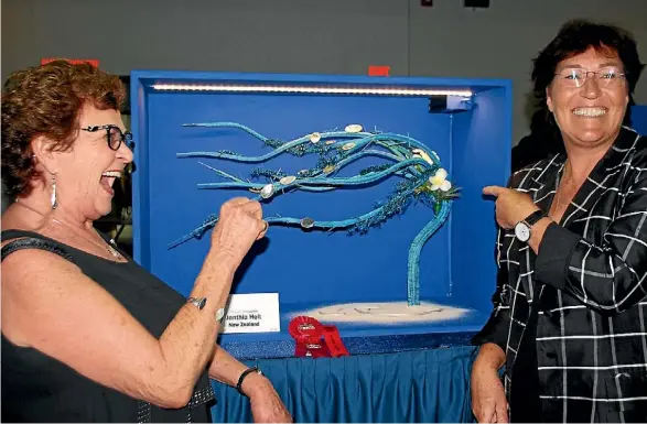  ?? SUPPLIED ?? Jan Holt, left, with New Zealand High Commission­er in Barbados Jan Henderson, and Holt’s winning design at the World Associatio­n of Floral Artists show.