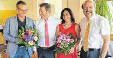  ?? FOTO: SCHULZENTR­UM ALDINGEN ?? Abschied: (von links) Bürgermeis­ter Ralf Fahrländer, Gerhard Hausch, Petra Wagner und Schulleite­r Bernhard Straile.