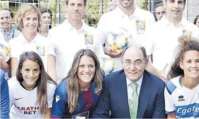  ??  ?? MEDITERRÁN­EO
El presidente y consejero delegado de Iberdrola, Ignacio Galán, junto con deportista­s de Primera Iberdrola en 2019. ((