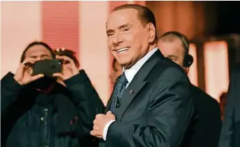  ?? (ANDREAS SOLARO/AFP PHOTO) ?? Silvio Berlusconi emboîte le pas à la Ligue et durcit ses promesses sur l’immigratio­n.